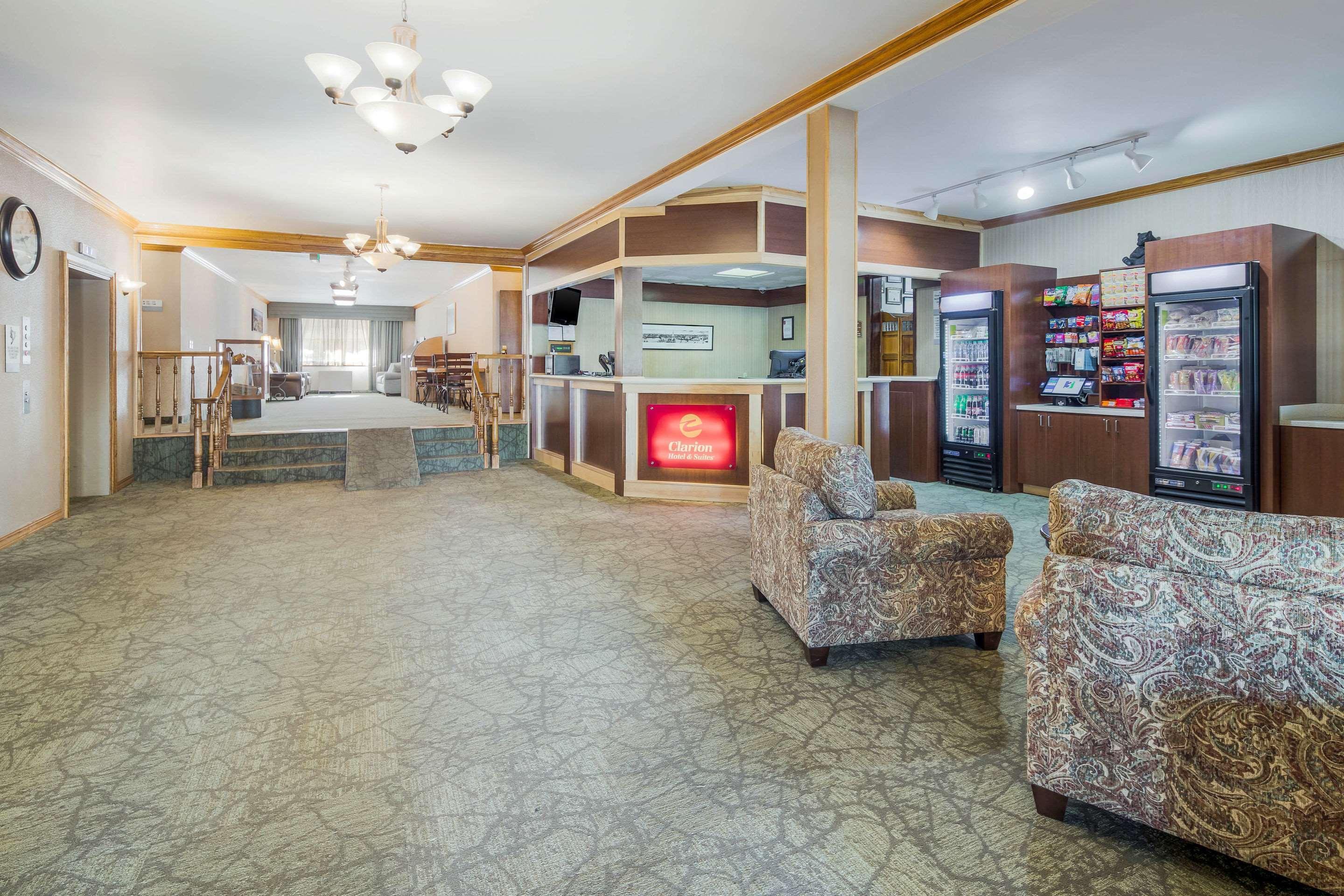 Clarion Hotel & Suites Fairbanks Near Ft Wainwright Exterior photo